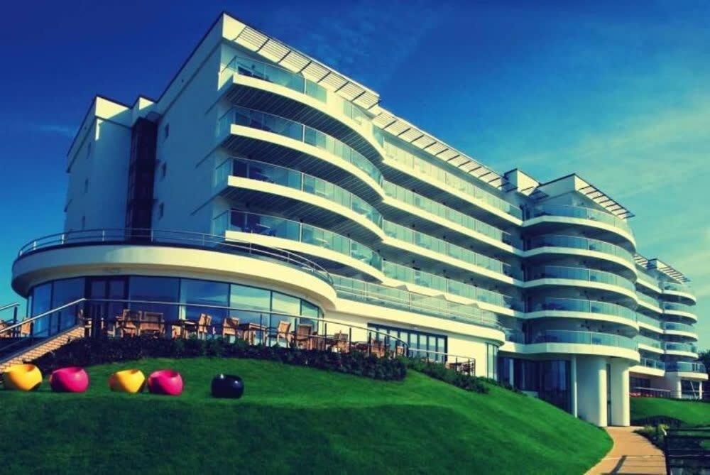 Panoramic Sea Views In Beachfront Apt W Balcony بوغنور ريجيس المظهر الخارجي الصورة