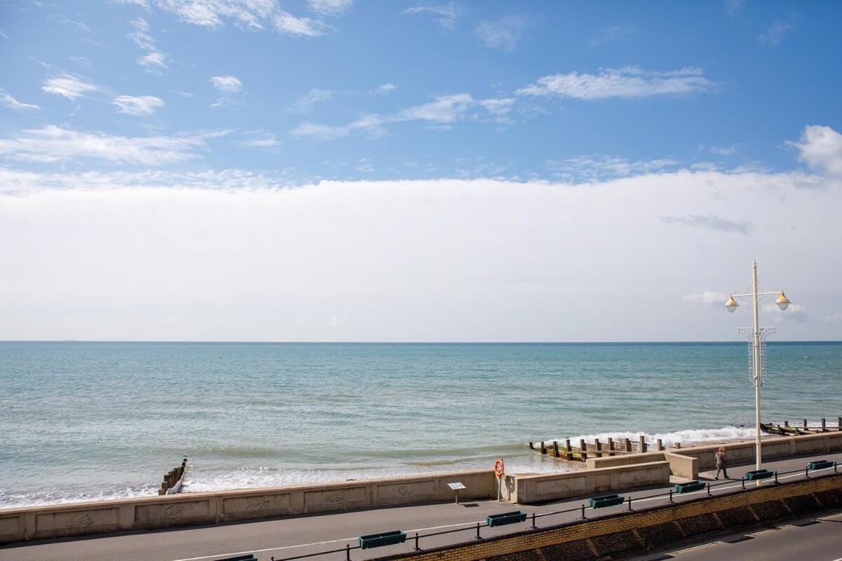 Panoramic Sea Views In Beachfront Apt W Balcony بوغنور ريجيس المظهر الخارجي الصورة