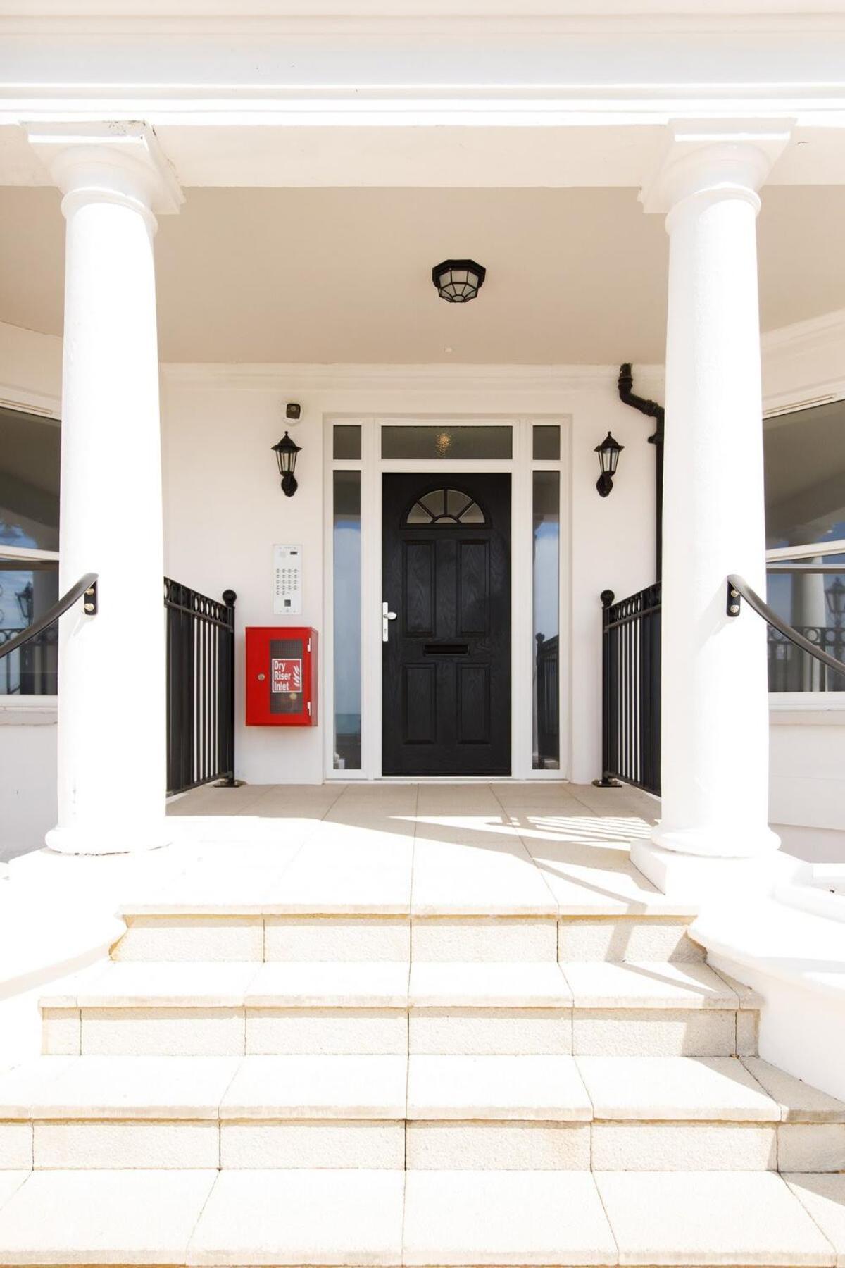 Panoramic Sea Views In Beachfront Apt W Balcony بوغنور ريجيس المظهر الخارجي الصورة